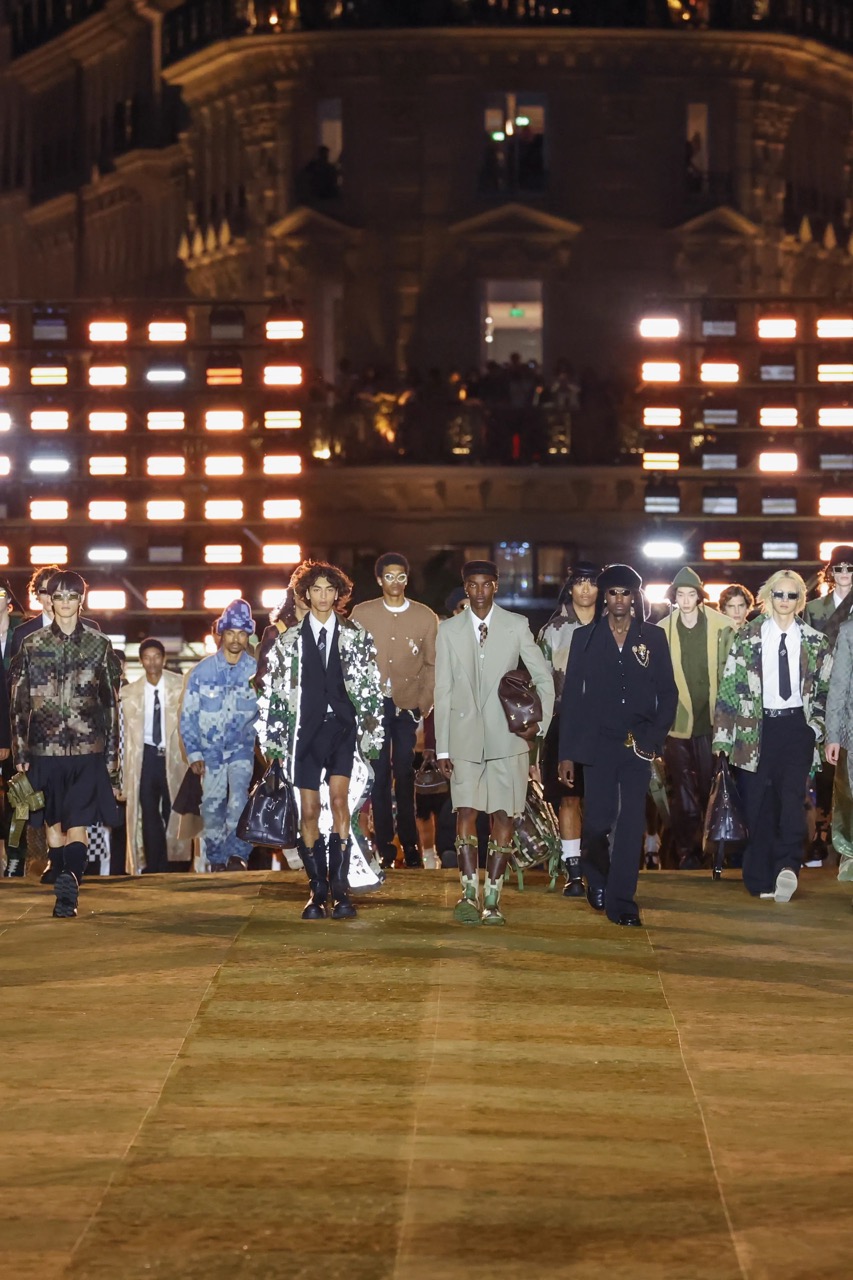 Paris: Controversy over the Vuitton fashion show on the Pont-Neuf